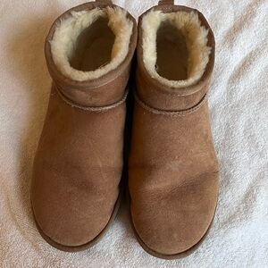 Classic Ultra Mini Uggs in Chesnut size 11